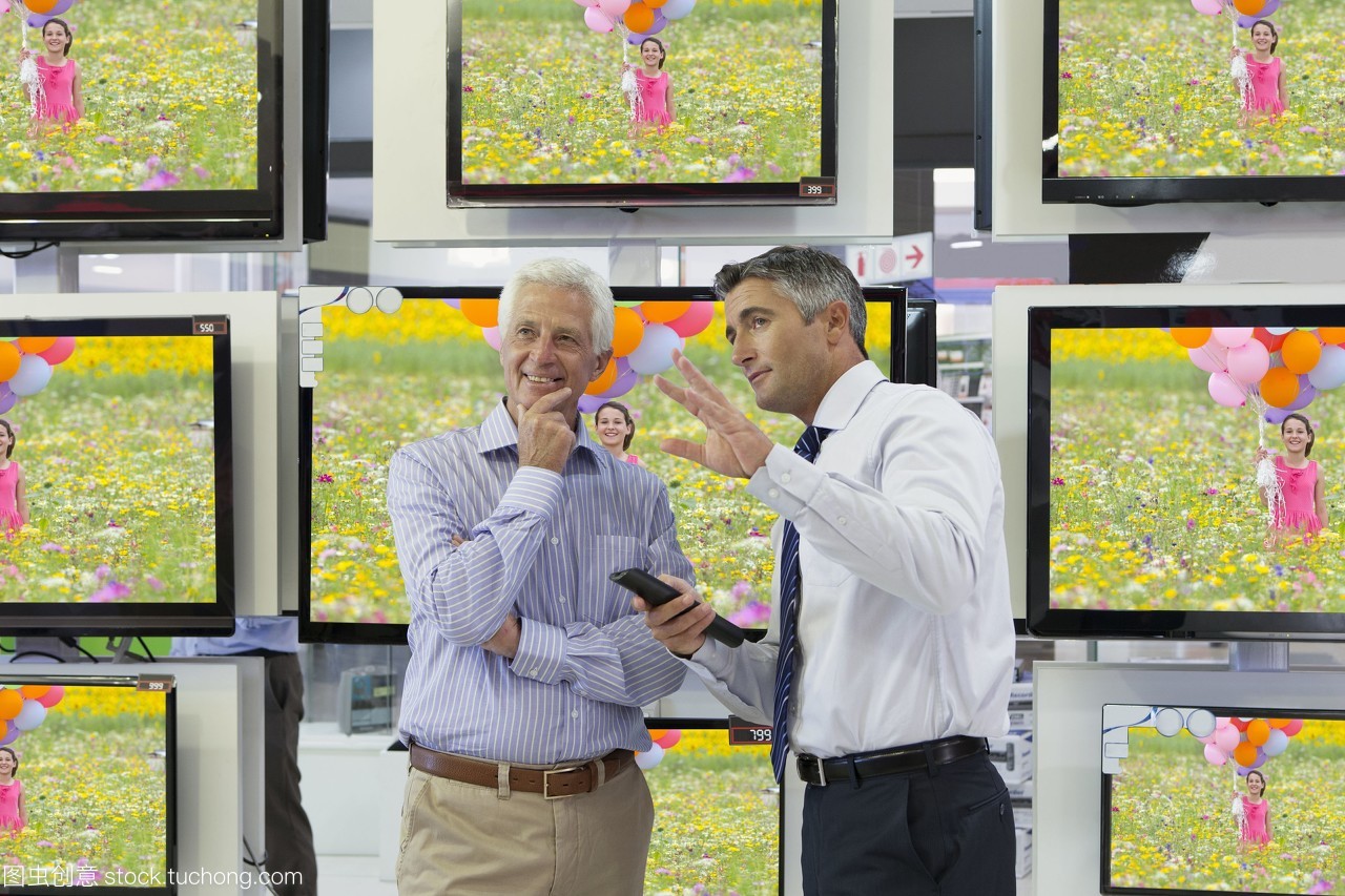 在电子产品商店里,销售人员和高级职员的平板电视